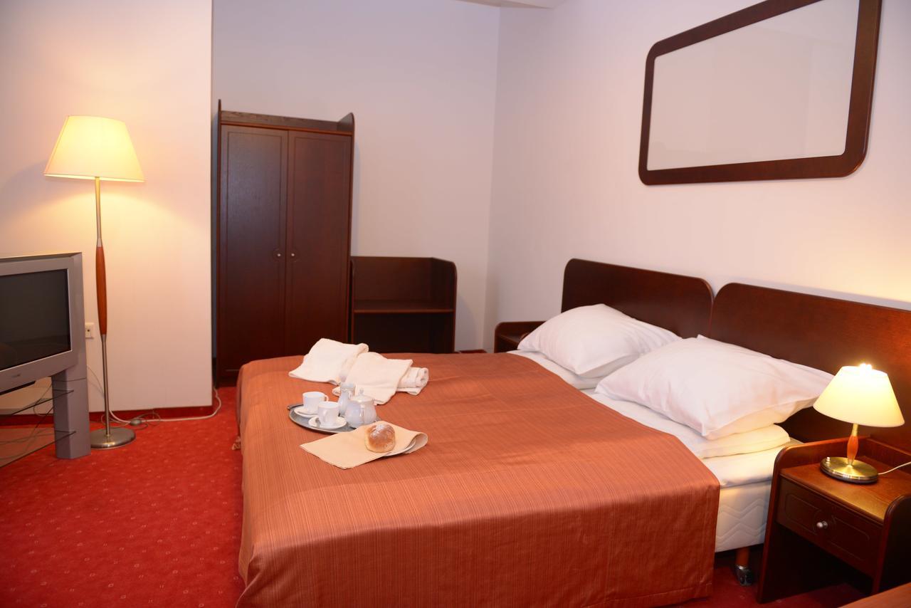 Hotel Pod Debami Terespol Exterior photo