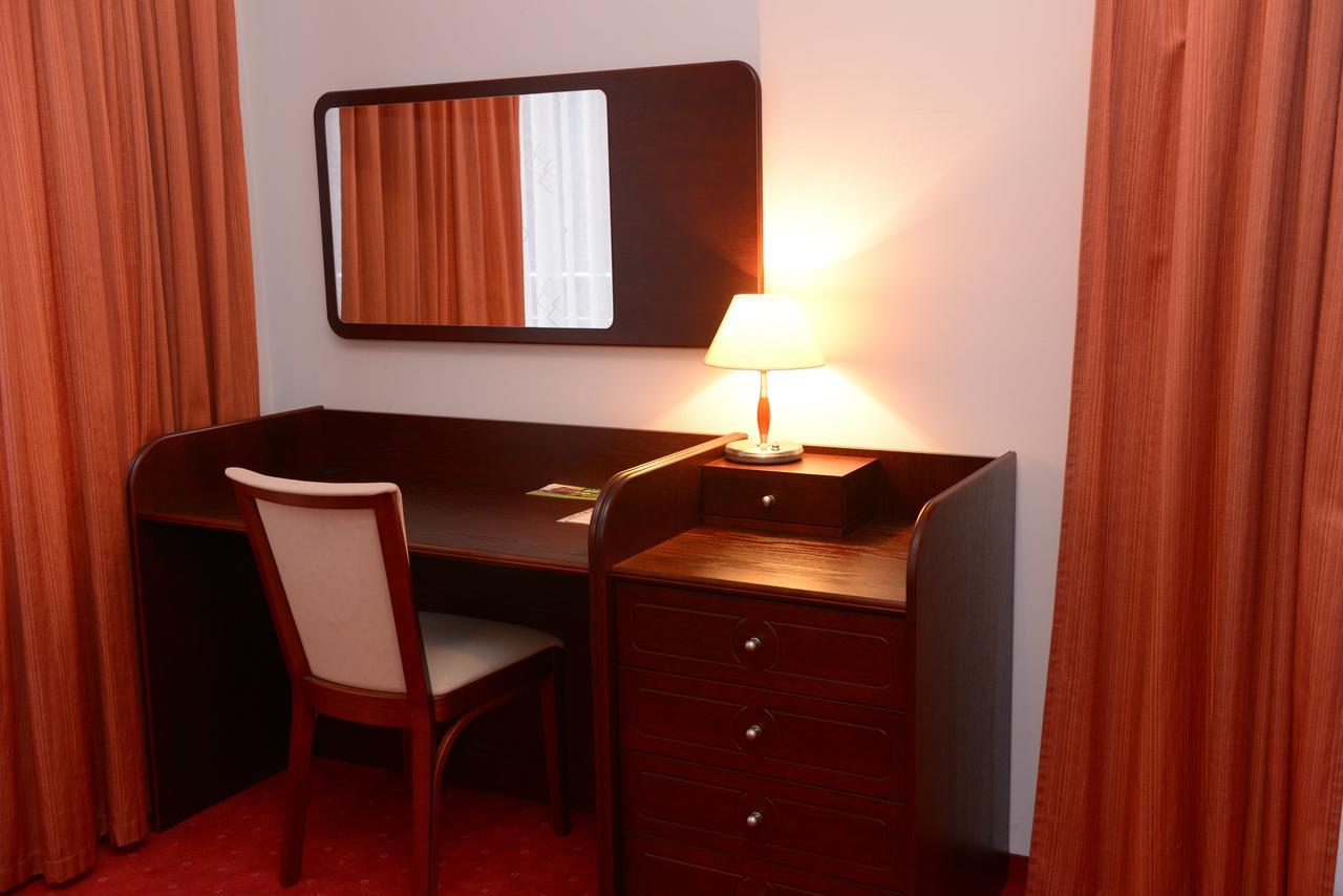 Hotel Pod Debami Terespol Exterior photo