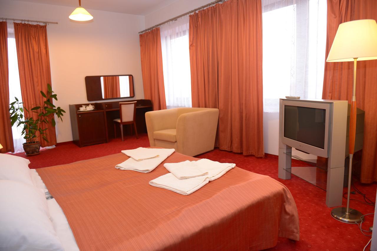 Hotel Pod Debami Terespol Exterior photo